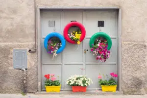 Growing flowers in tyres on the wall