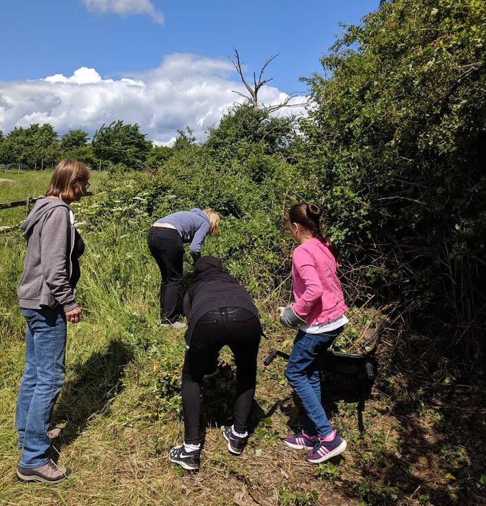 GIV MK school-children helping with the garden clearing