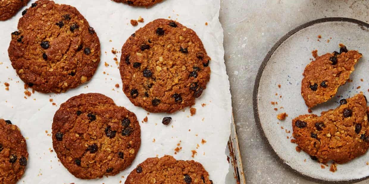 Vegan oat, spice and currant cookie biscuits with tea Vegan oat, spice and currant cookie biscuits with tea