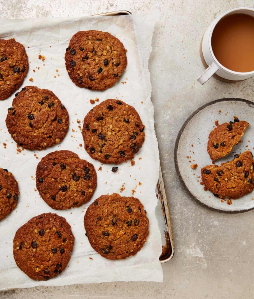 Vegan oat, spice and currant cookie biscuits with tea