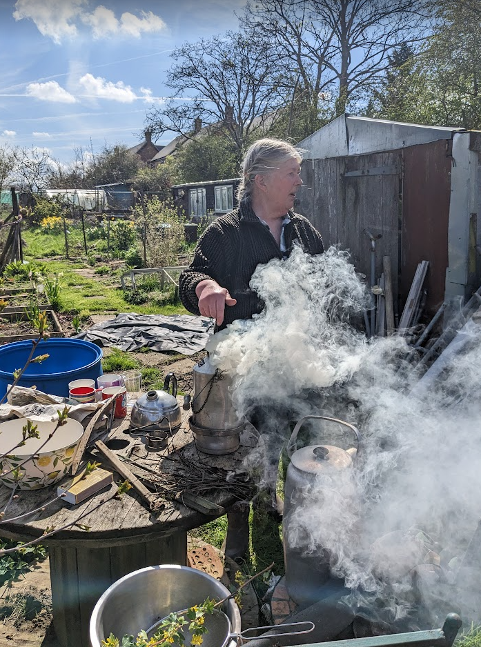 Ghillie kettle going. Now time to forage for some leaves for a cuppa!